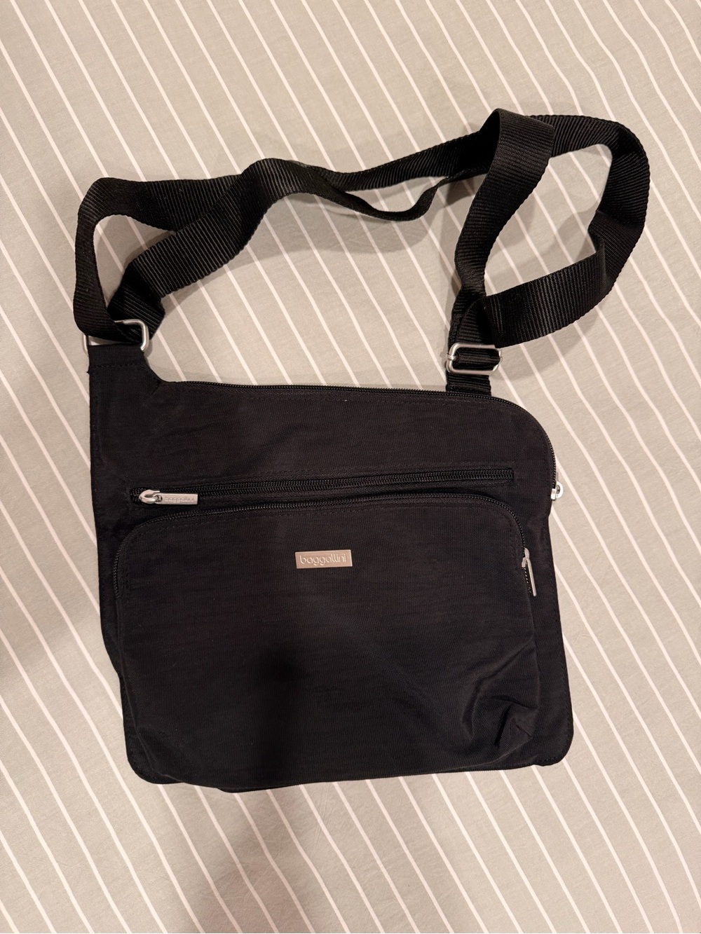 Baggallini Black Compact Crossbody Messenger